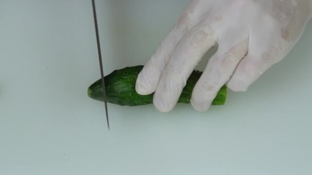 Soyulmamış Bir Salatalık Eldivenlerin Içine Dilimlenir — Stok video