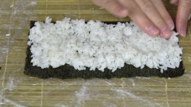 Une Femme Presse Riz Sur Une Feuille Nori Cuire Des — Video