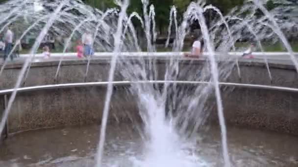 Wasserstrahlen Ergießen Sich Den Brunnen Die Kamera Geht Zum Brunnen — Stockvideo