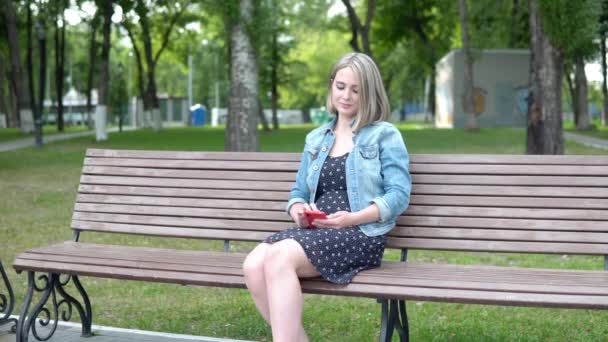 Mujer Banco Utiliza Teléfono Inteligente — Vídeos de Stock