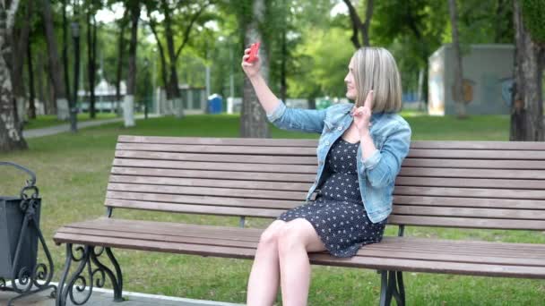 Mujer Sentada Banco Tomando Una Selfie — Vídeos de Stock