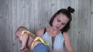 Annem bebeği kucağına alıp altını kokluyor. Bebek kötü kokuyor.