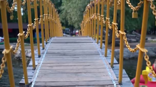 Ponte Con Serrature Nel Parco Attraverso Stagno — Video Stock