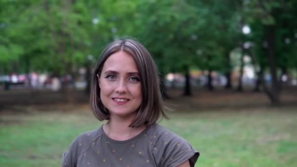 Dívka Parku Usměje Kamera Kolem Dívky — Stock video