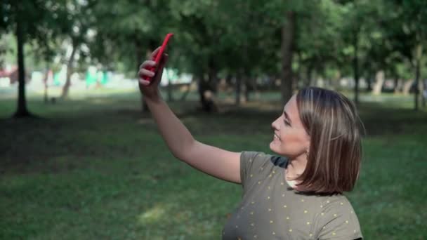Una Joven Hace Una Selfie Naturaleza Chica Tomando Fotos Red — Vídeo de stock