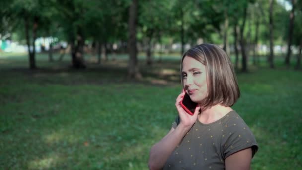 Žena Mluví Ulici Telefon Během Rozhovoru Porouchal — Stock video