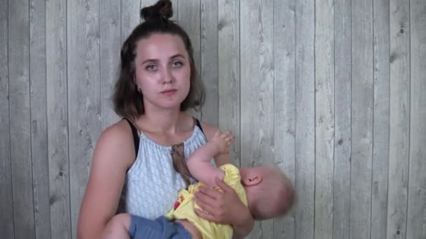 妈妈把婴儿抱在怀里摇 宝宝在妈妈怀里睡着了4K — 图库视频影像