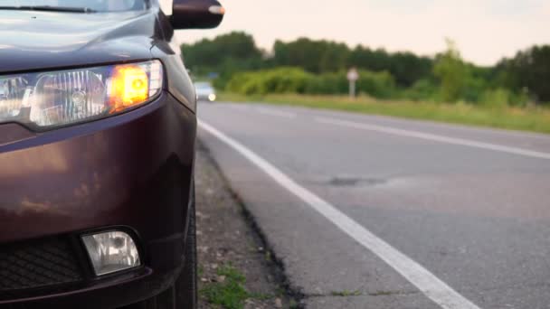 Carro Está Com Interruptor Gangue Emergência Ligado Perto Estrada Carros — Vídeo de Stock