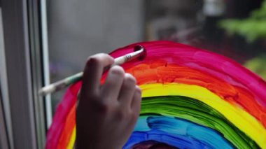 Gökkuşağını boyayarak boyayarak pencereye yakın plan 4k