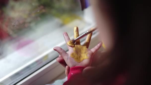 Uma Criança Pinta Sua Palma Com Tinta Amarela — Vídeo de Stock
