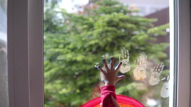 Enfant Laisse Une Empreinte Main Avec Peinture Sur Fenêtre — Video