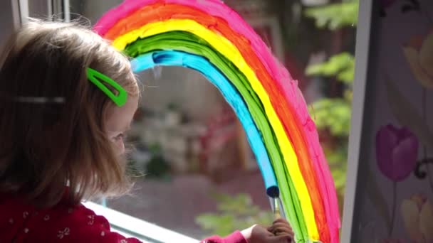 Ragazza Disegna Arcobaleno Con Vernici Sulla Finestra — Video Stock