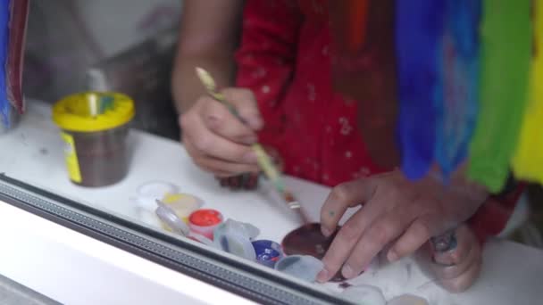 Enfant Maman Mélangent Peinture Sur Rebord Fenêtre — Video