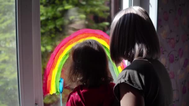 母と娘は窓に虹を描く4K — ストック動画