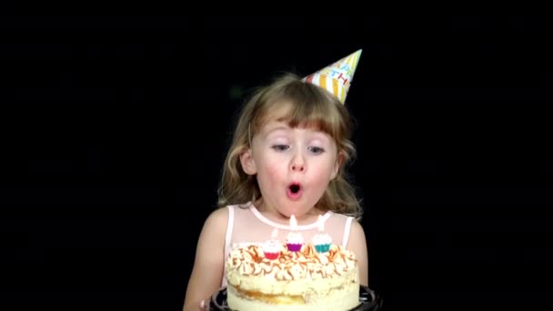 Dziewczyna Urodzinowej Czapce Zdmuchuje Świeczki Torcie — Wideo stockowe