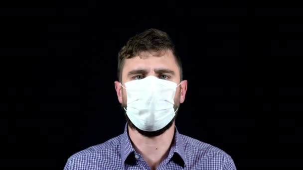 Man Met Zere Keel Doet Masker Besprenkelt Medicijnen Mond — Stockvideo