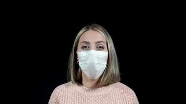 Vrouw Met Keelpijn Neemt Masker Besprenkelt Medicijnen Mond — Stockvideo