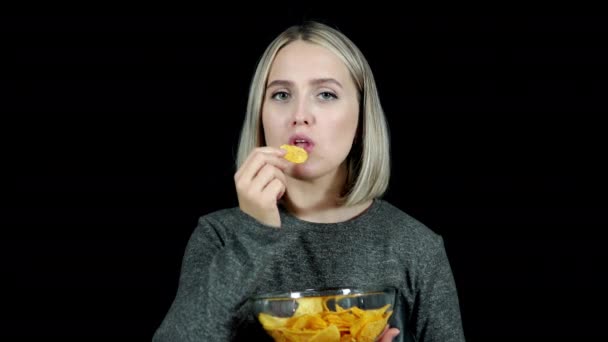 Kobieta Trzyma Miskę Chipsów Rękach — Wideo stockowe