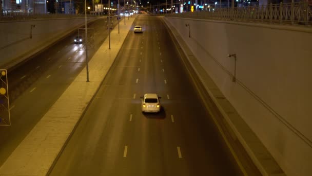 Coches conduciendo en la carretera a altas horas de la noche — Vídeo de stock