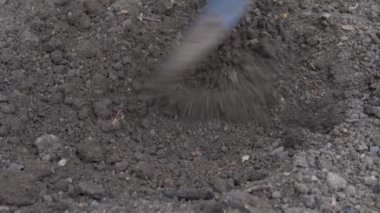 Yeryüzünü demir bir spatulayla gevşetiyor.