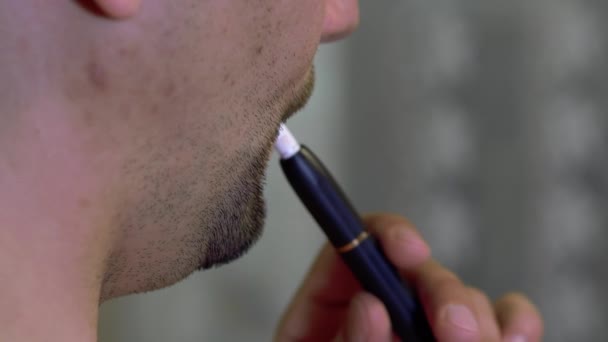Neoholený muž kouří elektronickou cigaretu zblízka — Stock video