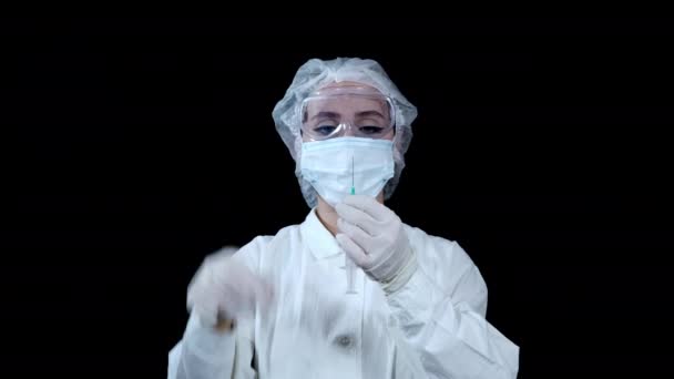 Läkaren håller en spruta i händerna och blöder luft från den. — Stockvideo