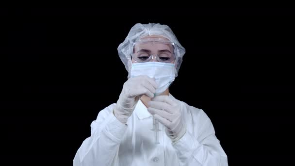Dokter memegang jarum suntik di tangannya dan berdarah udara dari itu — Stok Video
