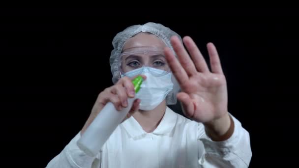Läkaren sprayar handdesinfektionsmedel från sprayen — Stockvideo