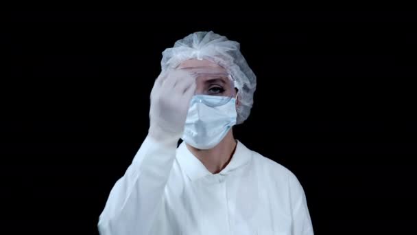 Läkaren korsar sig själv innan arbetet — Stockvideo