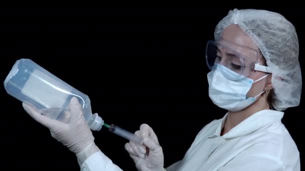 The doctor fills the syringe with medicine from a special container — Stock Video