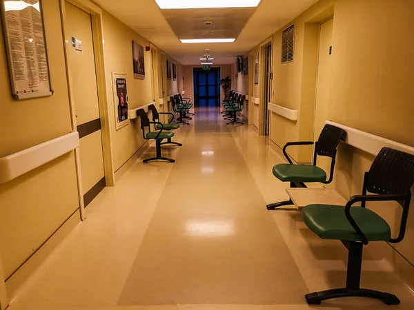 Görüntü Terk Edilmiş Hastanenin Koridorunu Gösteriyor Sağlıklı Hastalar — Stok fotoğraf