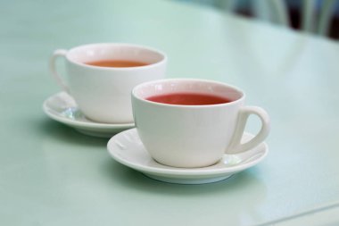 İki bardak bitkisel çay kafeteryasında nane masada beyaz.