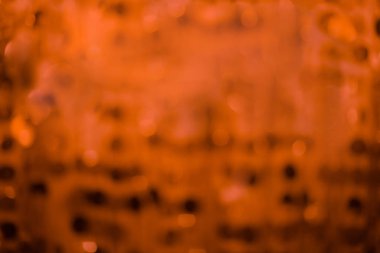 Karanlık-turuncu perdeler ile bulanıklık. Kıvrıla kıvrıla, parlaklık ve parlaklık ile bir tatil gibi görünüyor.