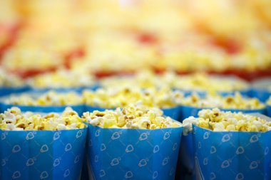 Patlamış mısır ile mavi paket. Orada da bir yeri patlamış mısır iyi bir film sinemada beklentisiyle arka planda görülebilir.