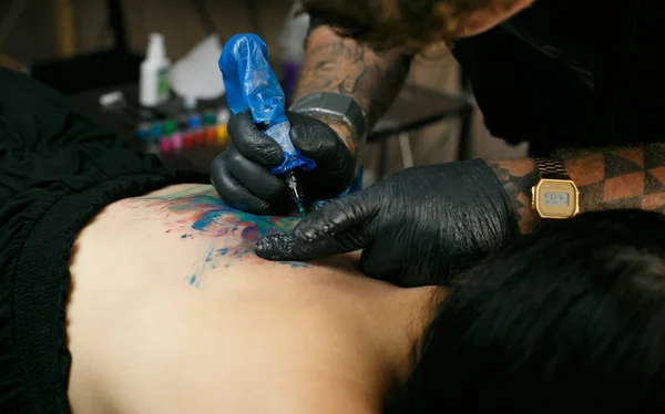 Bliska Podejmowania Tatuaż Możesz Zobaczyć Jak Master Pracuje Pilnie Farby — Zdjęcie stockowe