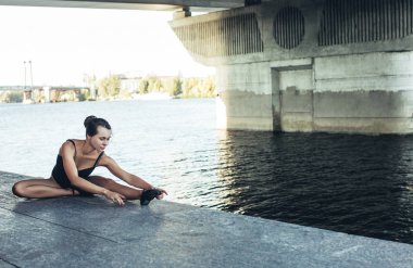 Egzersiz setin yakın köprü altında önce yapıyor bir güzel kız uzanır.