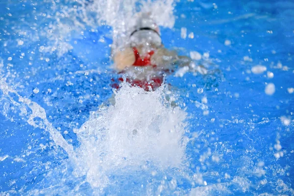 Mulher Nadadora Piscina Com Água Azul — Fotografia de Stock