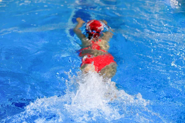 Mulher Nadadora Fato Banho Vermelho Piscina Com Água Azul — Fotografia de Stock