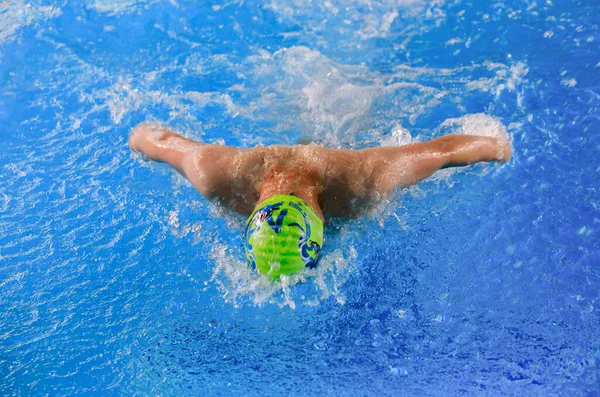 Homem Nadando Piscina Com Água Azul — Fotografia de Stock
