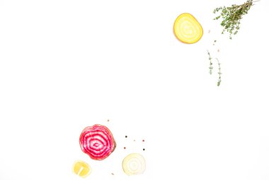 Beyaz arka plan atış masasında pancar, turp ve baharatlı otlar. Metin veya tabak için ortaya yerleştir.