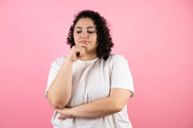 Soyutlanmış pembe bir geçmişi olan genç ve güzel bir kadın bir soru hakkında endişeli ve gergin bir şekilde düşünüyor.