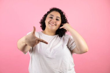 Genç ve güzel bir kadın elleriyle bana 