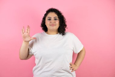 Soyutlanmış pembe arka planda genç güzel bir kadın Star Trek ucube sembolü yapıyor.