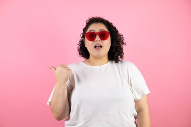 Güzel bir kadın iki eliyle 