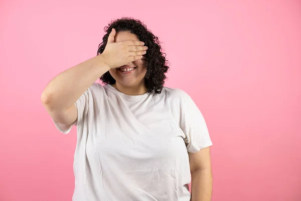 Jovem Bela Mulher Sobre Rosa Isolado Fundo Sorrindo Cobrindo Seus — Fotografia de Stock