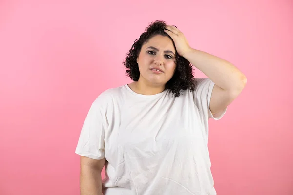 Junge Hübsche Frau Legt Eine Hand Auf Ihren Kopf Und — Stockfoto