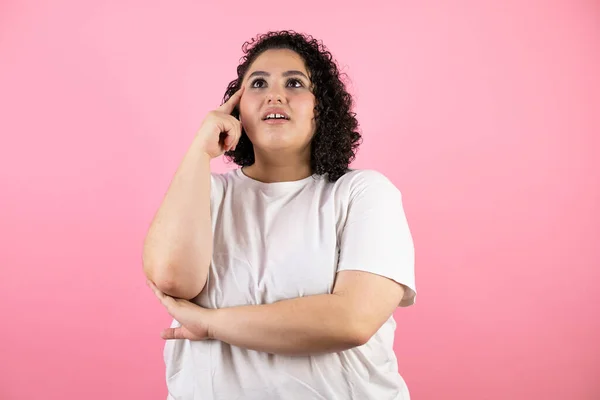 Mooie Jonge Vrouw Staan Geïsoleerde Roze Achtergrond Verrast Met Hand — Stockfoto