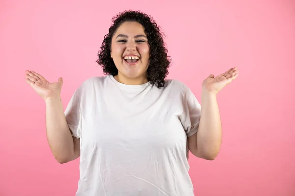 Junge Schöne Frau Vor Isoliertem Rosa Hintergrund Ahnungslos Und Glücklich — Stockfoto