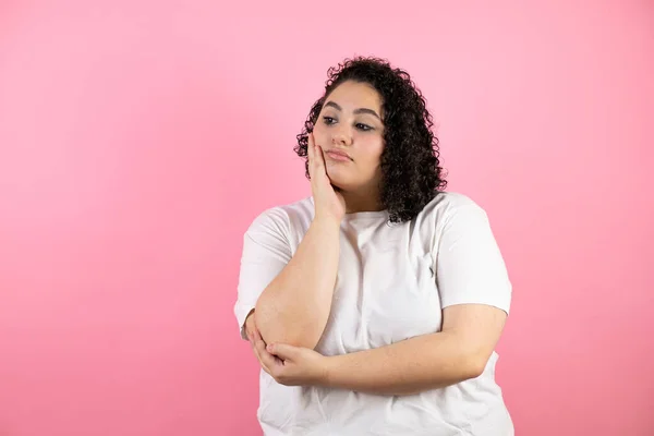 Menina Mulher Bonita Nova Vestindo Shirt Casual Sobre Fundo Rosa — Fotografia de Stock