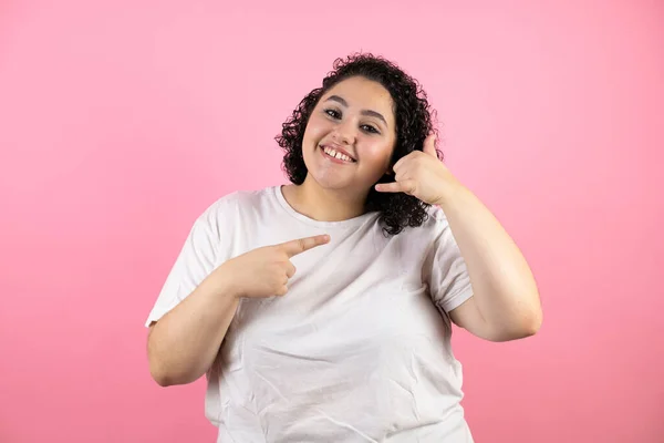 Jonge Mooie Vrouw Geïsoleerde Roze Achtergrond Glimlachen Doen Telefoon Gebaar — Stockfoto